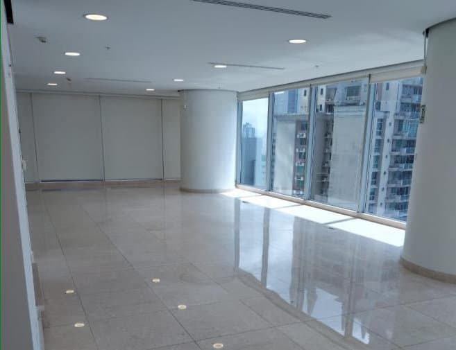 Oficina ejecutiva con vista urbana en Punta Pacífica